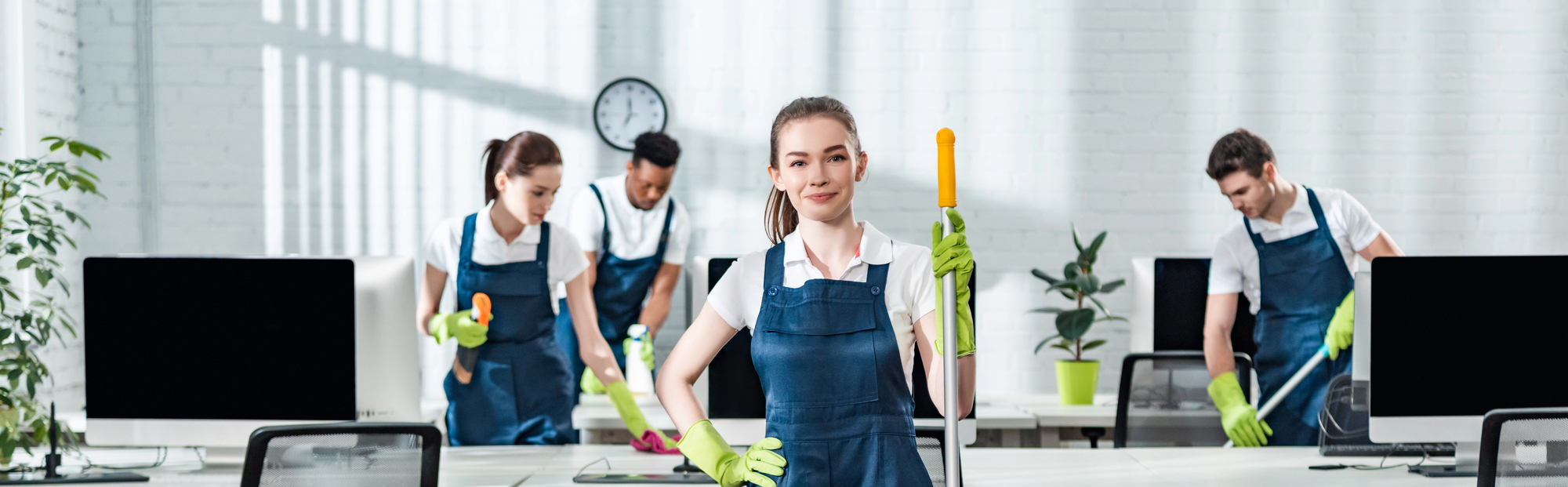Personalservice Düsseldorf - Ein Reinigungs-Team das im Hintergrund putzt